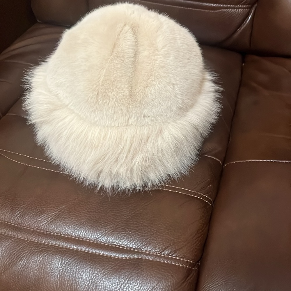 Winter cap/hat - Picture 3 of 3